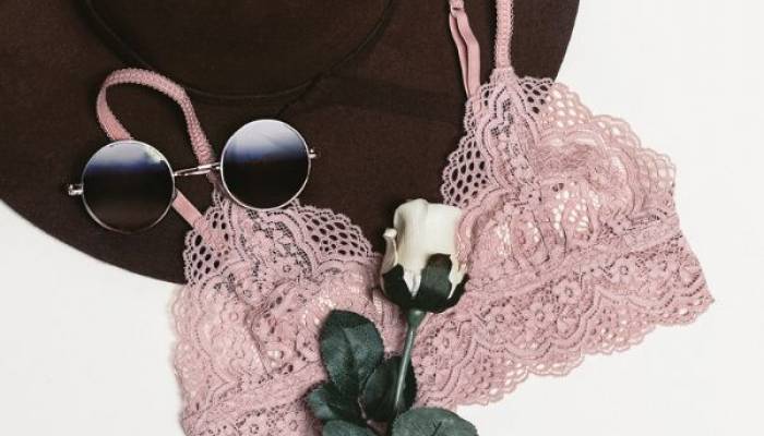 Historia biustonosza Bardot: Zrozumienie tego ikonicznego elementu ubioru