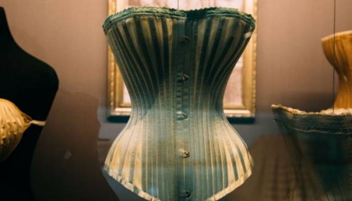 Historia bielizny: Od gorsetów do biustonoszy